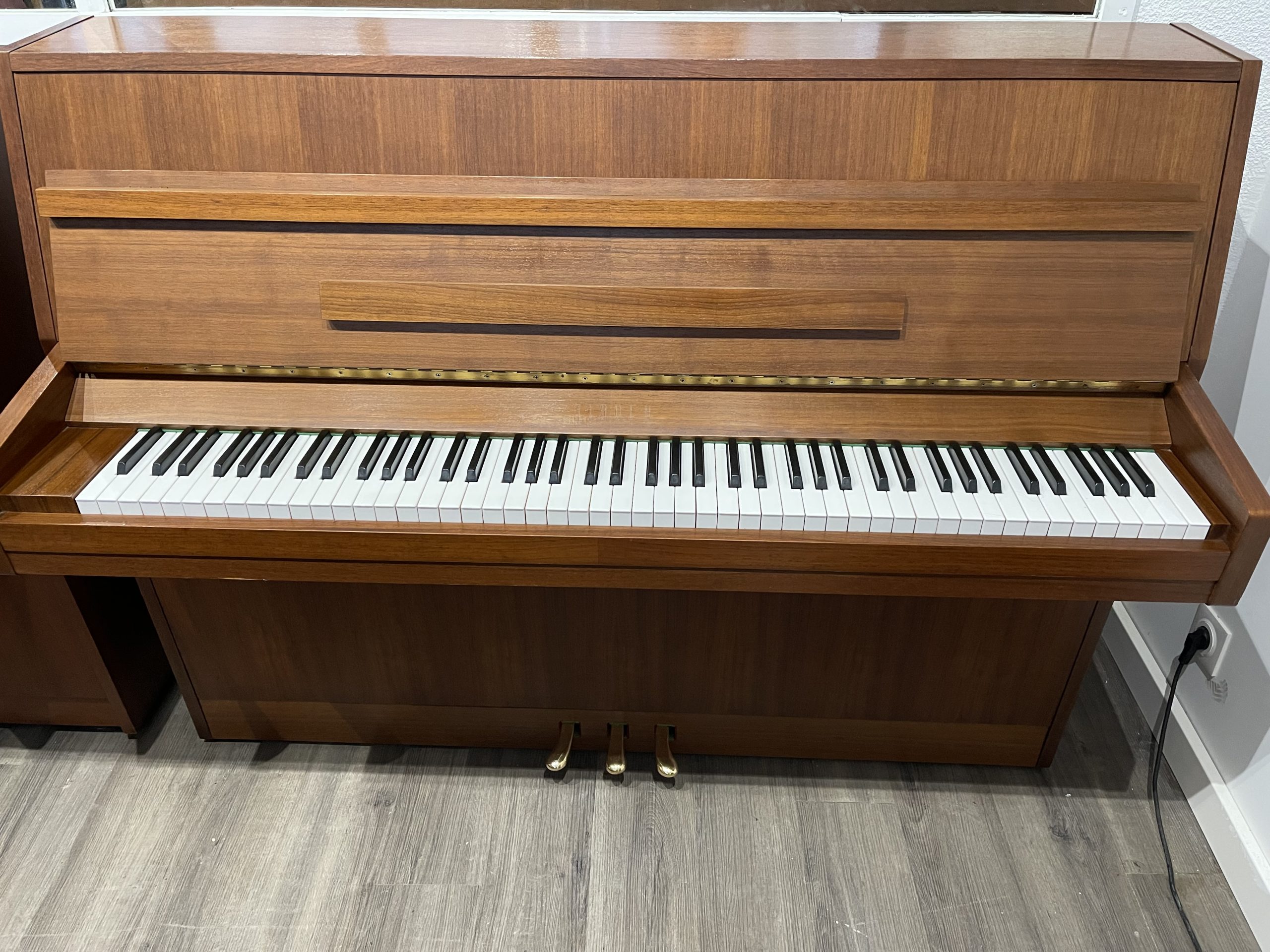 piano droit samick JS108 en bois vernissé