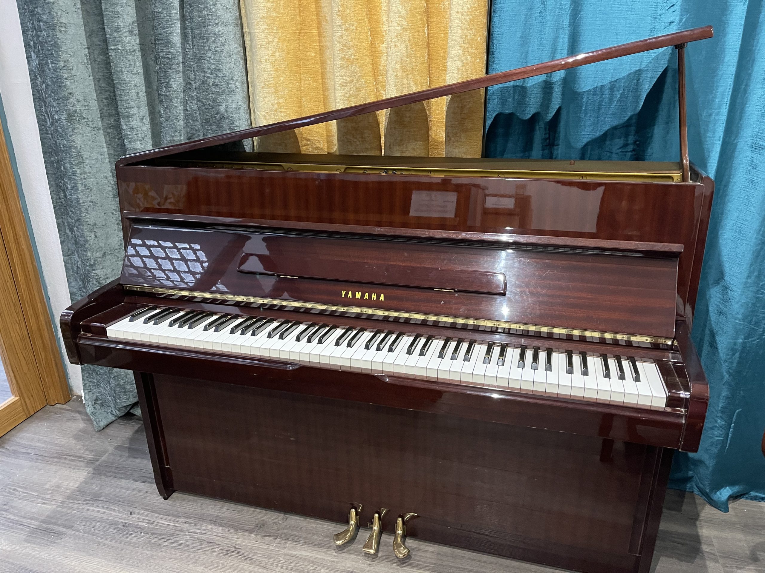 piano droit samick JS108 en bois vernissé