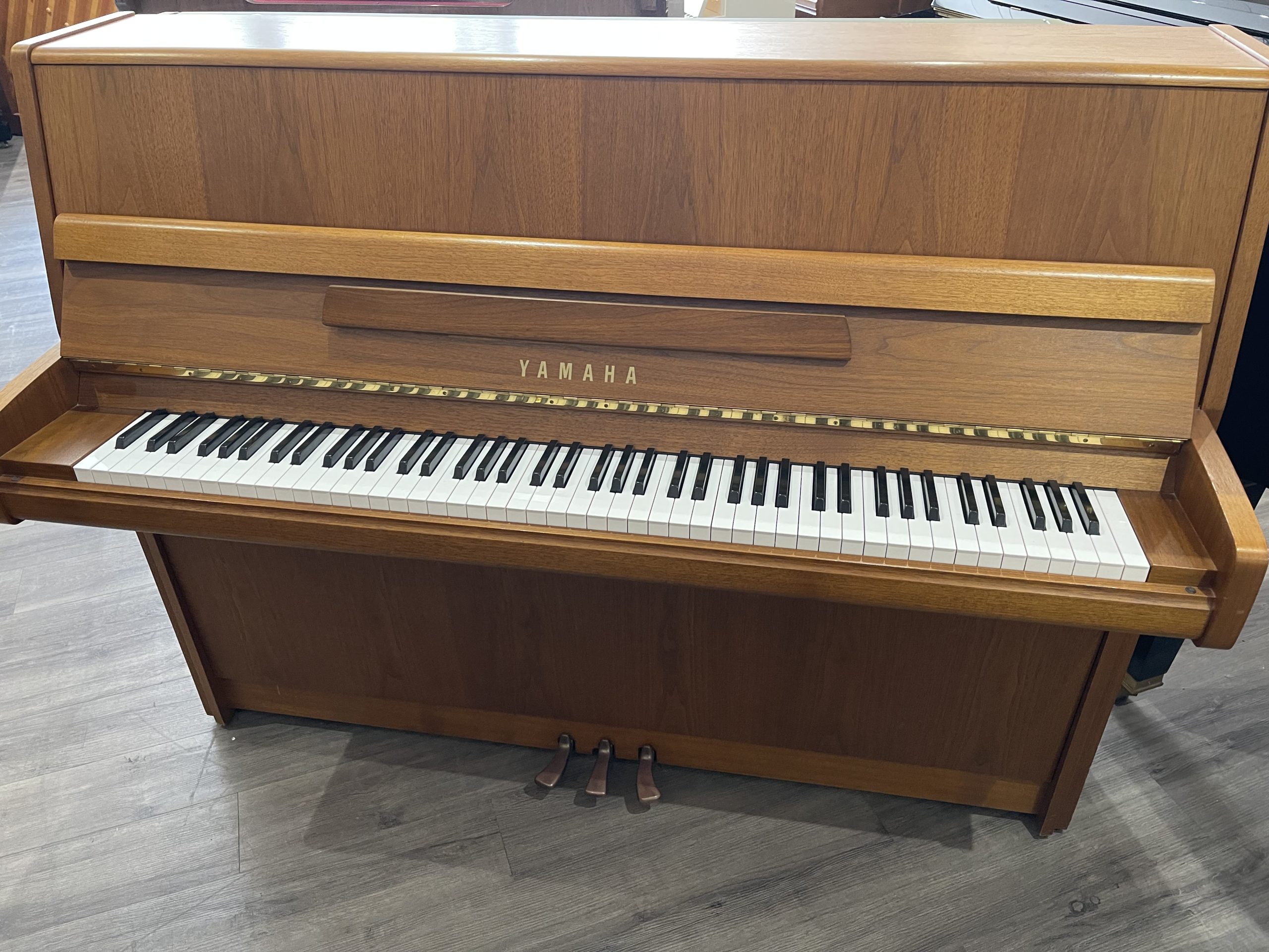 piano droit noir de marque Yamaha modèle MC310